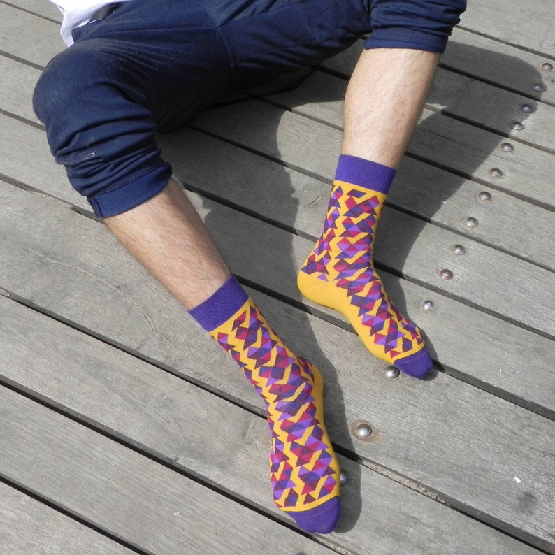 Chaussettes TRIANGLES VIOLET MOUTARDE I Chaussettes hipster colorées uniques ou prune cool mariage marié garçons d'honneur chaussettes socken calcetines chaussettes skarpety image 1