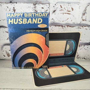 Carte de mari de joyeux anniversaire, carte d'anniversaire de magnétoscope rétro des années 80, carte de bande VHS, carte d'amateur de cinéma, carte d'anniversaire de partenaire, carte d'anniversaire des années 90