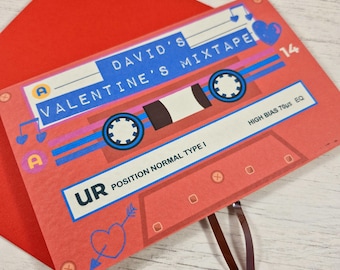 Könnte beinhalten: Eine rote und blaue Kassetten-Karte mit dem Text "DAVID'S VALENTINE'S MIXTAPE" und "UR POSITION NORMAL TYPE I" und "HIGH BIAS 70us EQ". Die Karte hat ein Herz mit einem Pfeil durch und die Zahl "14" darauf.