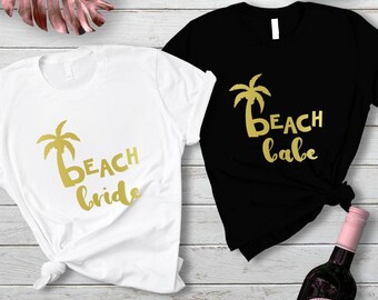 Magliette per addio al nubilato "Sposa in spiaggia e ragazza" - T-SHIRT UNISEX - Magliette "Sposa in spiaggia", maglietta "Sposa in spiaggia", maglietta "Sposa in spiaggia", maglietta "Sposa in spiaggia"