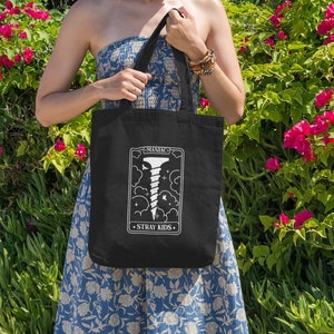 Bolsa de lona natural/negra con la carta del Tarot Maniac de StrayKids. Bolsa de lona K-pop. Bolsa de lona para fans del K-pop. Regalos K-pop.