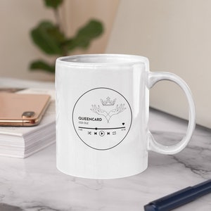 G I-DLE Queen Karte 11 oz. Keramik Kaffeetasse | Cuate K-Pop Fan Geschenkidee, perfekt für K-Pop Fan Geschenke