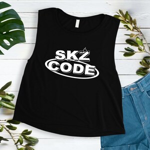 Könnte beinhalten: Schwarzes ärmelloses Tanktop mit einem weißen Aufdruck des Textes "SKZ CODE" im 3D-Stil mit einer kleinen Kirsche auf dem "Z".
