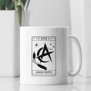 Taza de cerámica de 325 ml con la carta del Tarot Black Pirate de Ateez. Ideal como regalo para fans del K-pop.