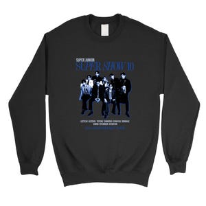 Può includere: Felpa nera con stampa blu. Il testo recita "SUPER JUNIOR SUPER SHOW 10" sopra una foto di gruppo. Sotto, nomi e "20th Anniversary Tour".