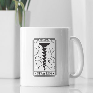 Taza de cerámica de 325 ml con la carta del tarot "Maniac" de StrayKids. Ideal como regalo para fans del K-pop.