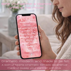 Pu&ograve; includere: Uno smartphone mostra un messaggio di San Valentino con un design a cuore rosa e il testo "You're wild like a tornado, but you're my kind of wild." Il telefono &egrave; tenuto da una persona. L'immagine include anche il testo "Invia al tuo partner un saluto di San Valentino che commuova."