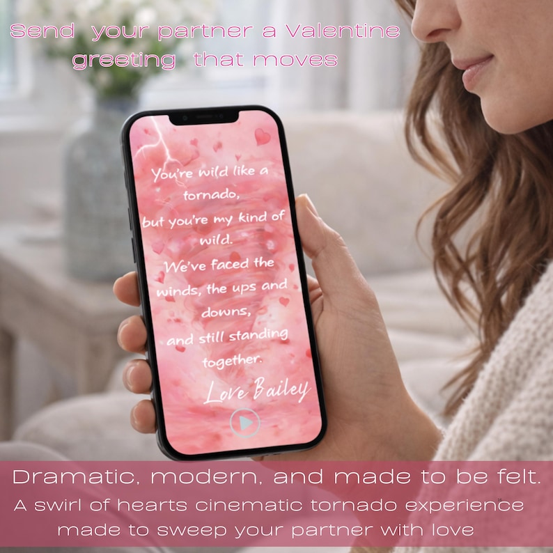 Pu&ograve; includere: Uno smartphone mostra un messaggio di San Valentino con un design a cuore rosa e il testo "You're wild like a tornado, but you're my kind of wild." Il telefono &egrave; tenuto da una persona. L'immagine include anche il testo "Invia al tuo partner un saluto di San Valentino che commuova."