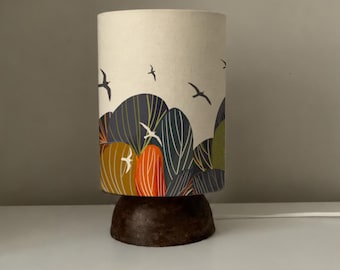 Kleine handgemaakte tafellamp | Schotse landschapskunst, lampenkap met meeuwmotief in de boomtop