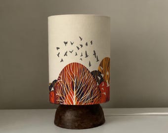 Kleine handgemaakte tafellamp | Schotse landschapskunst, lampenkap met meeuwmotief in de boomtop
