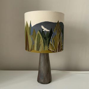 Lámpara de mesa artesanal de cerámica con pantalla de algodón orgánico – Diseño inspirado en Cromarty Firth