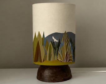 Kleine handgemaakte tafellamp | Schotse landschapskunst, lampenkap met meeuwmotief in de boomtop