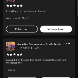 Puede incluir: Dos tarjetas de interfaz digital que muestran rese&ntilde;as de clientes para los servicios titulados Same Day Beauty Spell y Same Day Transmutation Spell. Cada tarjeta incluye una calificaci&oacute;n de cinco estrellas, comentarios y botones Public reply y Message buyer.