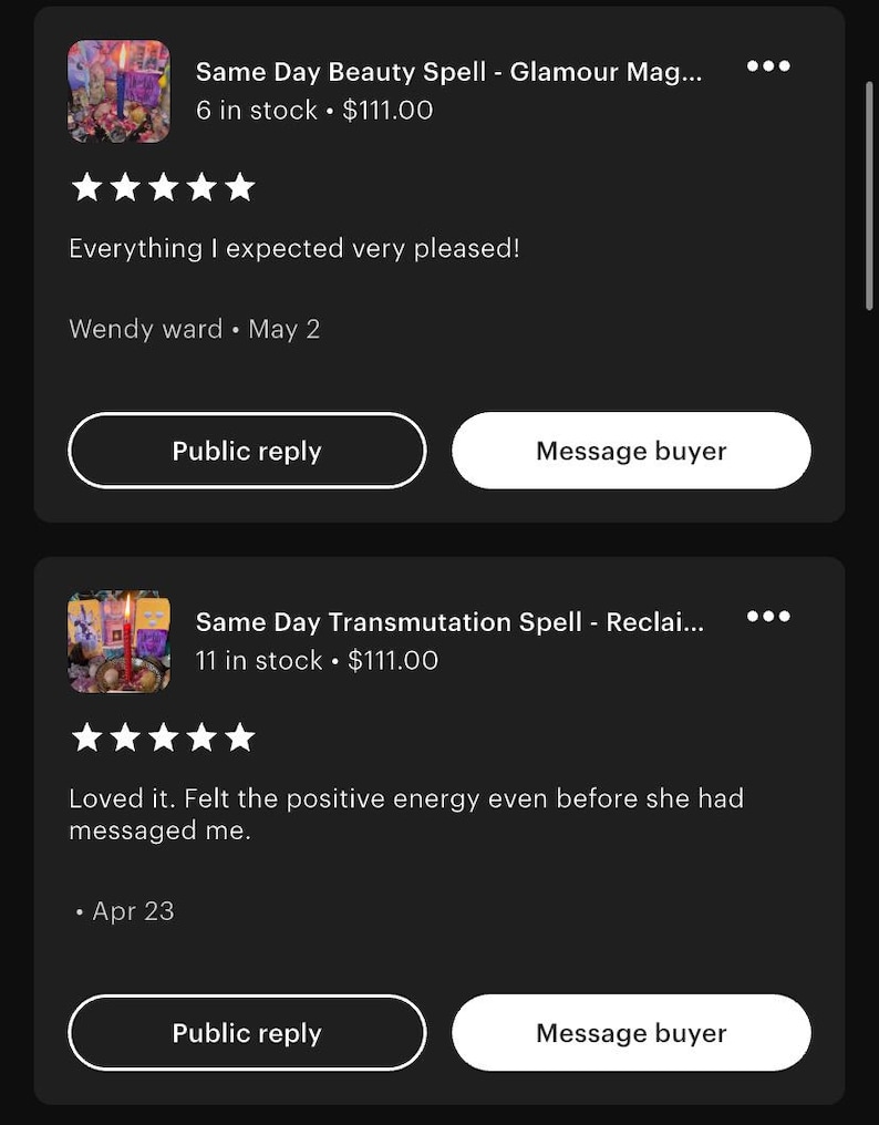 Puede incluir: Dos tarjetas de interfaz digital que muestran rese&ntilde;as de clientes para los servicios titulados Same Day Beauty Spell y Same Day Transmutation Spell. Cada tarjeta incluye una calificaci&oacute;n de cinco estrellas, comentarios y botones Public reply y Message buyer.