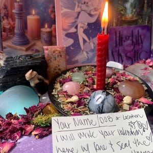 Puede incluir: Una vela roja arde en un plato negro lleno de p&eacute;talos de rosa secos, hierbas y piedras pulidas. Una tarjeta blanca en primer plano presenta un texto escrito a mano: Your Name/DOB or Location, I will write your intention here w/ love & seal the note in Beeswax Honey.