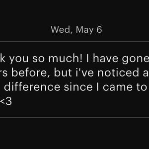 Puede incluir: Una captura de pantalla digital de un mensaje de texto sobre un fondo negro. El texto dice: Wed, May 6. Thank you so much! I have gone to others before, but i've noticed a huge difference since I came to you. <3. La hora 2:13 PM aparece debajo.