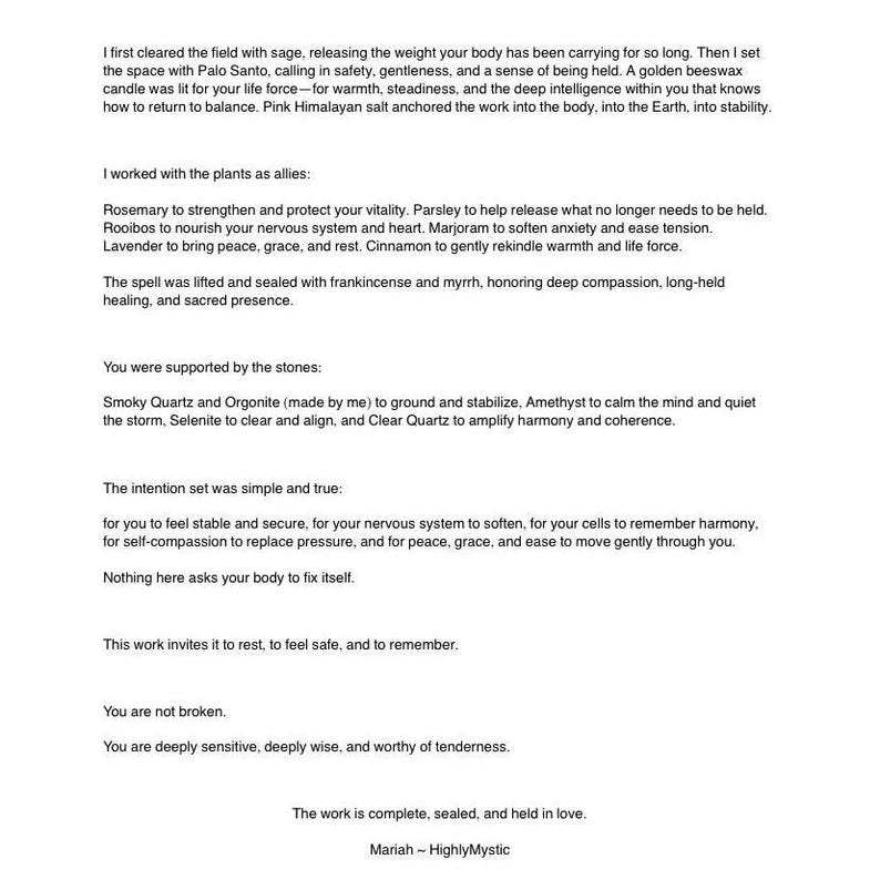 Puede incluir: Un documento blanco con texto impreso en negro que detalla un proceso ritual que involucra salvia, Palo Santo, velas de cera de abeja, sal rosa del Himalaya, varias hierbas y piedras como cuarzo ahumado, orgonita, amatista y selenita.