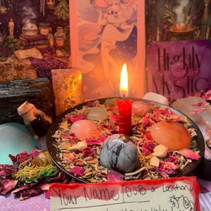 Puede incluir: Un plato negro lleno de p&eacute;talos de flores secas, hierbas y piedras pulidas alrededor de una vela roja encendida. Una nota escrita a mano al frente dice: Your Name DOB or Location I will write your intention. Cartas de tarot al fondo.
