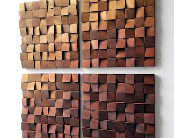 Puede incluir: Una instalación de arte mural compuesta por cuatro paneles cuadrados dispuestos en cuadrícula. Cada panel presenta una superficie texturizada hecha de numerosos bloques de madera individuales de distintas profundidades, mostrando un degradado de tonos marrones, cobrizos y bronce.