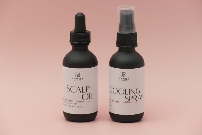 Pu&ograve; includere: Due flaconi in vetro nero opaco con etichette bianche. Uno &egrave; etichettato "SCALP OIL" con un contagocce, l'altro "COOLING SPRAY" con un nebulizzatore. Entrambe le bottiglie riportano il marchio "LAPAREA".