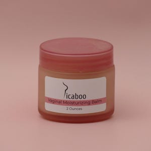 Pu&ograve; includere: Un piccolo barattolo rotondo con coperchio rosa ed etichetta bianca. L'etichetta recita "Picaboo Vaginal Moisturizing Balm" e "2 once". Il barattolo &egrave; riempito con un balsamo di colore chiaro su sfondo rosa.