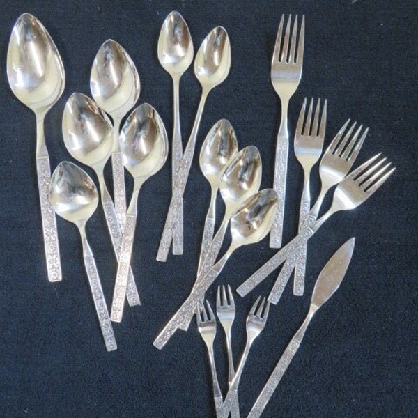 Lot of 18 Oneida Distinction Deluxe HH Capri Pattern Silverware