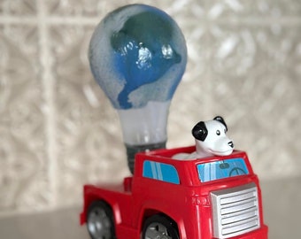 Voiture miniature recyclée avec ampoule peinte, chambre d'enfant, chambre d'enfant, recyclage, cadeau de douche, oeuvre d'art d'objet trouvé, camion et chien, oeuvre d'art en résine