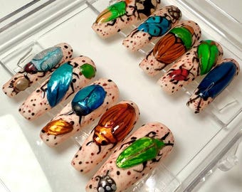 ¡Amigos del escarabajo! Uñas postizas