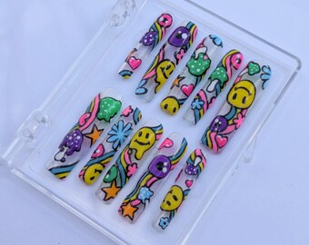 Uñas largas y psicodélicas para festivales