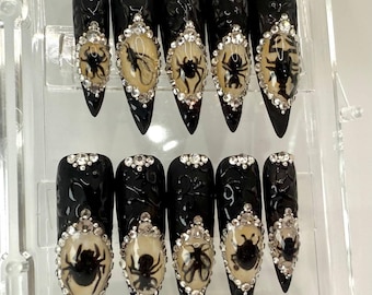 Insectos encapsulados en uñas postizas de estilo gótico