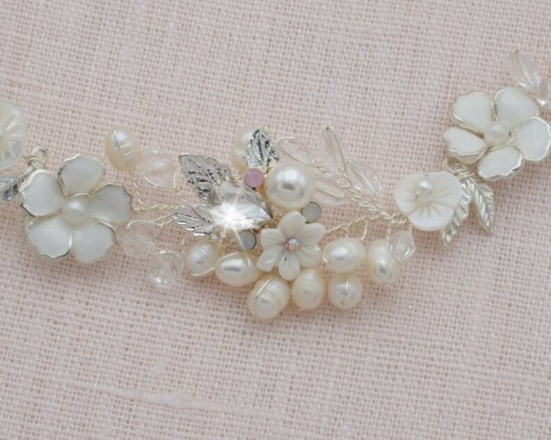 Crystal and Pearl Hair Vine Bridal Hair Piece Wedding Headpiece Bride Halo Wedding Hair Comb Bohemian Headpiece White Flower Crown Boho Comb