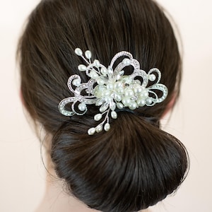 Pearl & Crystal Flower Girl Hair Comb – Elegant Bridesmaid Hairpiece – Silver Floral Wedding Accessory