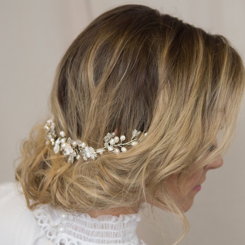 Crystal and Pearl Hair Vine Bridal Hair Piece Wedding Headpiece Bride Halo Wedding Hair Comb Bohemian Headpiece White Flower Crown Boho Comb