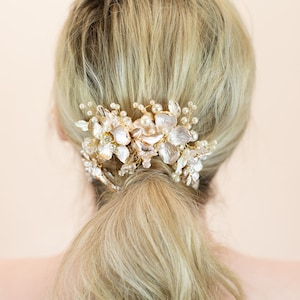 Antique Gold Floral Bridal Hair Comb with Pearls, Wedding Hairpiece Crystal Hair Vine for Wedding Day Updo Hair Combs Boho Bridal Headpiece