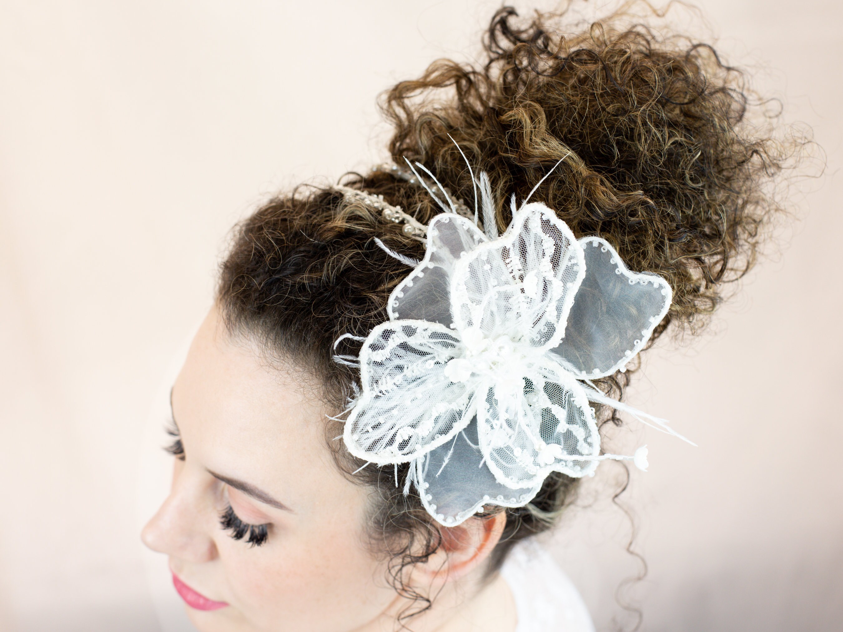 Weißes Blumen-Stirnband Mit Kunstperlen & Tüll – Elegantes Haar-Accessoire Für Hochzeit & Events