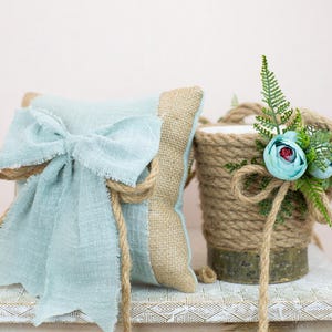Ringträger-Kissen und Blumenmädchen-Korb-Set aus petrolblauem Leinen und Sackleinen – rustikales handgefertigtes Hochzeitsandenken – Boho- oder Strand-Hochzeitsdekor