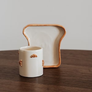 Set per la colazione in ceramica con tazza per croissant e toast.