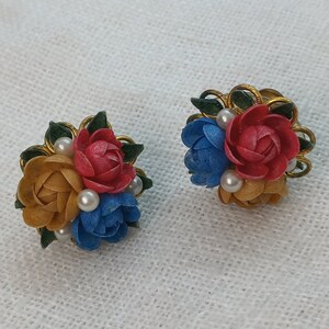 Retro 1950s-60s Floral Bouquet Shell Craft Earrings — Rare Like-New Condition!
