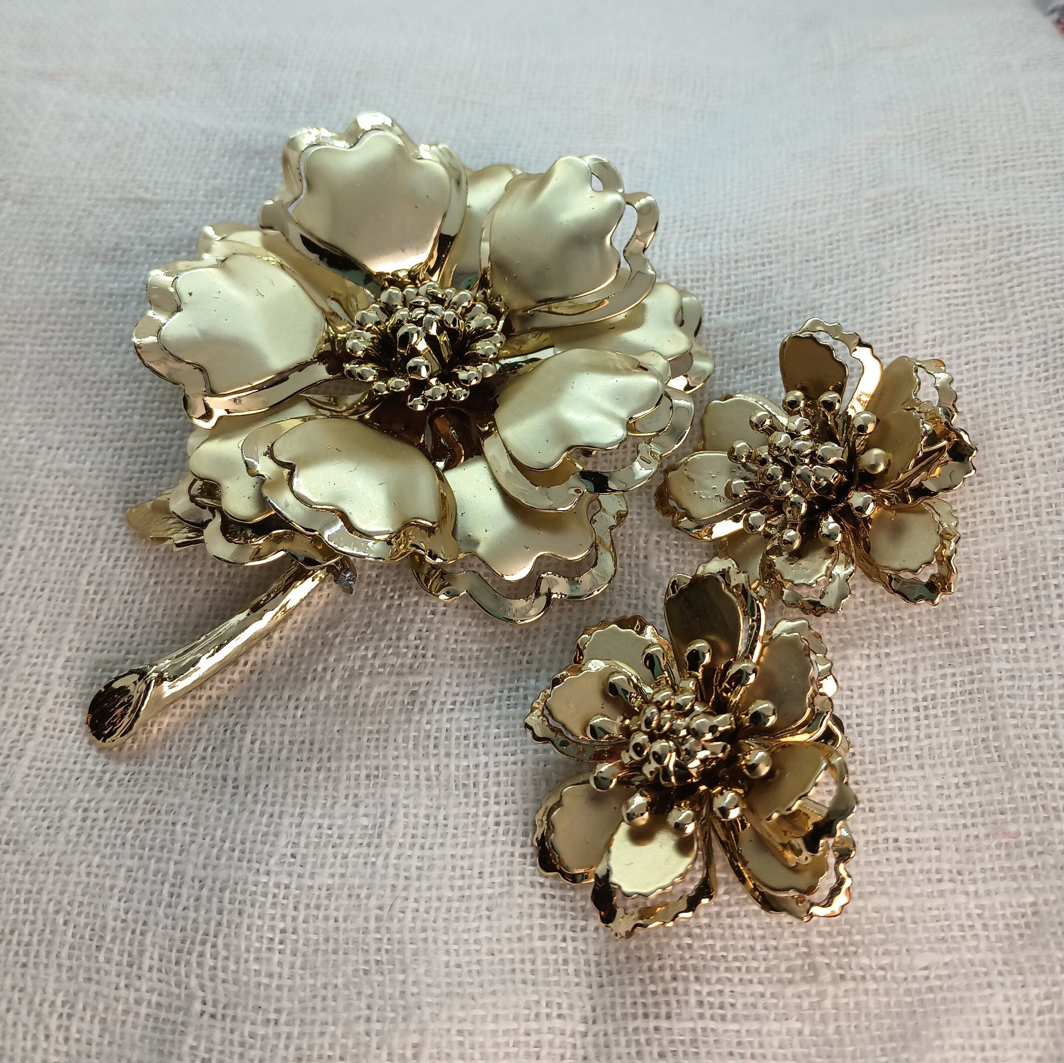 Demi-parure Vintage Années 60 - Clips D'oreilles Et Broche Fleuris - Laiton Doré Et Strass