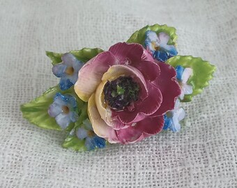 Broche fleur en porcelaine anglaise