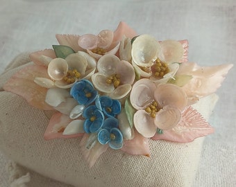 Vintage 1940s-1950s hecho a mano rosa y azul brillo acabado flor concha artesanal broche