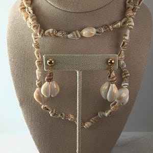 Vintage 1960s-1970s Hawaiian Cowrie Shell Lei Necklace and Earrings Set — Tiki Aesthetic Summer Jewelry