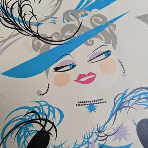 Peut inclure: Une illustration stylisée d'un visage de femme avec de grands yeux bleus, des lèvres rouges et un chapeau bleu avec une plume noire. L'arrière-plan est un motif abstrait blanc et bleu.