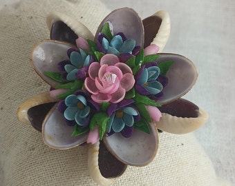 Broche esthétique rétro Tiki en coquillage des années 50 et 60 avec des fleurs roses, bleues et violettes