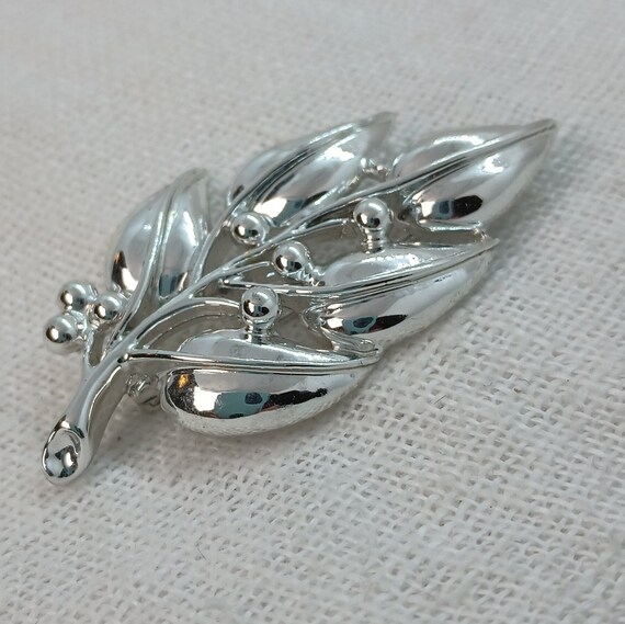 Vintage Sarah Coventry Silvertone Leaf Brooch: Si… - image 2