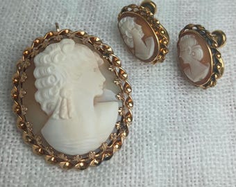 Conjunto de joias vintage dos anos 1960, com broche e brincos camafeu Sammartino Bros. em ouro laminado 12k.