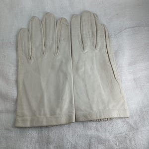 Short Cream/Winter White Leather Gloves — Vintage 1960s Soapable Leather by Grandoe, Size 7