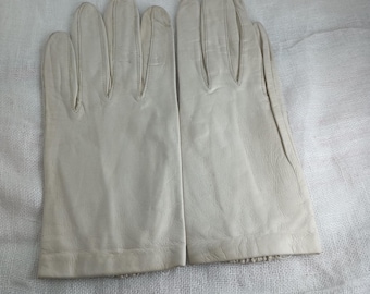 Short Cream/Winter White Leather Gloves — Vintage 1960s Soapable Leather by Grandoe, Size 7