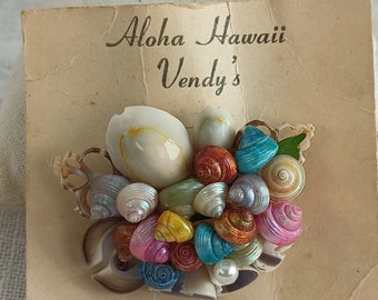 Vintage hawaiianische Muschelbrosche aus den 1950er Jahren auf Original-Retro-Schmuckkarte