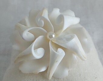 Broche vintage de concha branca e pérola dos anos 1960